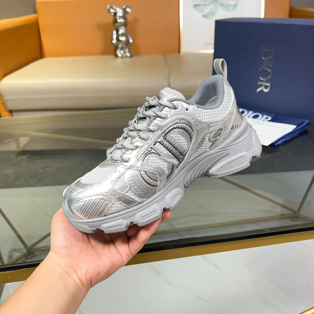 Men's Men's Shoes 💰500 [New Style] 🛠️🛠️Dior-Dior Chrono sneakers are a new product in the 2024 autumn ready-to-wear series, reinterpreting running shoes in Dior's high-end style. Crafted from beige mesh with laminated leather-effect panels in gold and silver tones, it's highlighted by CD logos on the sides, a star patch on the tongue and a Dior logo on the heel. Featuring tri-color laces, a lightweight sole and star embellishments for a casual look for any season. Size: Female size 35-41 (Female size 41 and 42 can be customized) Male size 39-44 (45/46 can be customized) Color: white, pink, gold, silver, black